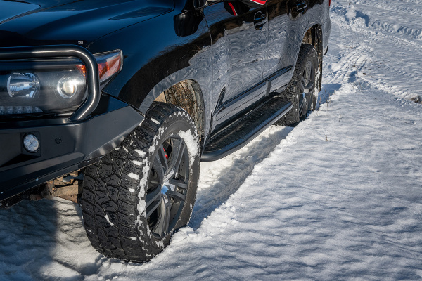 Пороги РИФ силовые Toyota Land Cruiser 200  черные накладки и болты, на а/м без гидроподвески