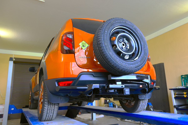 Бампер РИФ силовой задний Renault Duster 2010-2020 c квадратом под фаркоп и калиткой