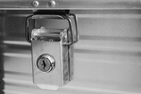 Ящик алюминиевый РИФ усиленный с замком 582х385х277 мм (ДхШхВ)